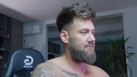 Snapshot of enrikoblue chatting on January 4, 9:41 pm Erik online show from January 4, 9:41 pm