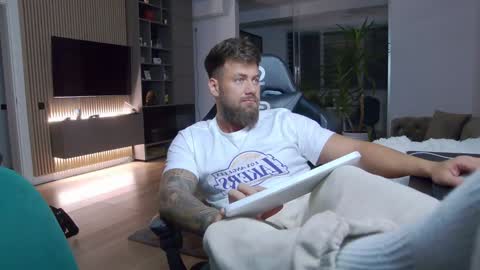 Snapshot of enrikoblue chatting on January 6, 6:10 pm Erik online show from January 6, 6:10 pm