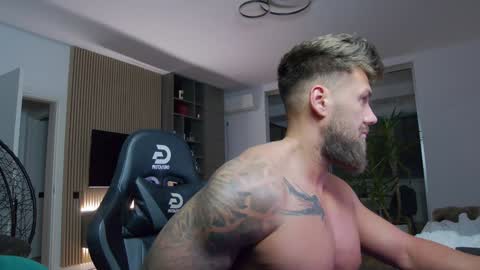 Snapshot of enrikoblue chatting on January 6, 10:37 pm Erik online show from January 6, 10:37 pm