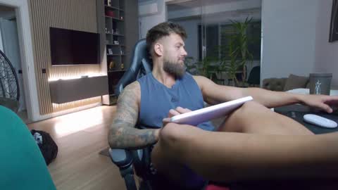 Snapshot of enrikoblue chatting on January 8, 8:29 pm Erik online show from January 8, 8:29 pm