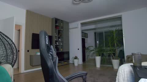 Snapshot of enrikoblue chatting on January 16, 4:39 pm Erik online show from January 16, 4:39 pm