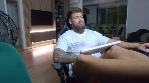 Snapshot of enrikoblue chatting on January 19, 6:21 pm Erik online show from January 19, 6:21 pm