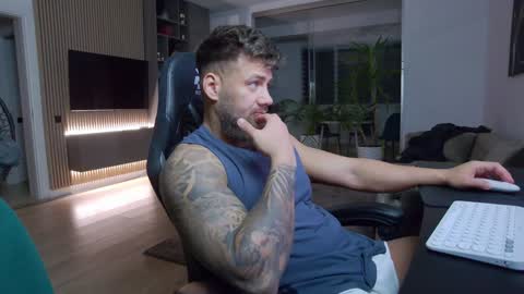 Snapshot of enrikoblue chatting on January 20, 7:25 pm Erik online show from January 20, 7:25 pm