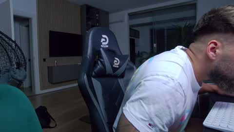 Snapshot of enrikoblue chatting on January 21, 6:34 pm Erik online show from January 21, 6:34 pm