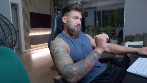 Snapshot of enrikoblue chatting on January 24, 6:46 pm Erik online show from January 24, 6:46 pm