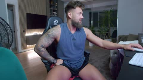 Snapshot of enrikoblue chatting on January 24, 9:47 pm Erik online show from January 24, 9:47 pm