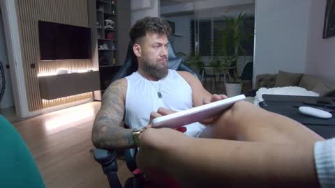 Snapshot of enrikoblue chatting on January 25, 8:42 pm Erik online show from January 25, 8:42 pm