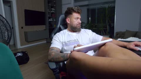 Snapshot of enrikoblue chatting on January 26, 10:35 pm Erik online show from January 26, 10:35 pm