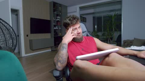 Snapshot of enrikoblue chatting on January 28, 8:26 pm Erik online show from January 28, 8:26 pm