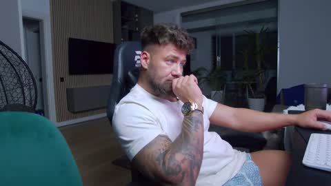 Snapshot of enrikoblue chatting on January 31, 7:29 pm Erik online show from January 31, 7:29 pm