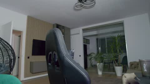 Snapshot of enrikoblue chatting on February 1, 8:37 pm Erik online show from February 1, 8:37 pm