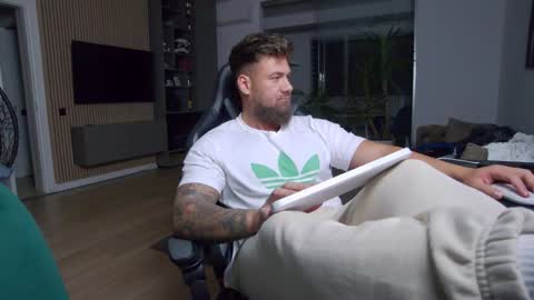 Snapshot of enrikoblue chatting on February 3, 6:49 pm Erik online show from February 3, 6:49 pm