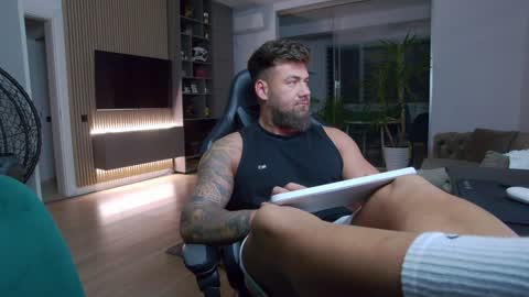 Snapshot of enrikoblue chatting on February 3, 10:32 pm Erik online show from February 3, 10:32 pm