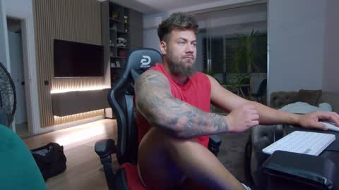 Snapshot of enrikoblue chatting on February 6, 6:24 pm Erik online show from February 6, 6:24 pm