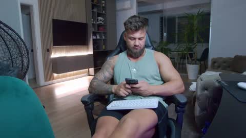 Snapshot of enrikoblue chatting on February 7, 8:10 pm Erik online show from February 7, 8:10 pm