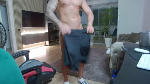 Snapshot of enrikoblue chatting on February 7, 11:13 pm Erik online show from February 7, 11:13 pm