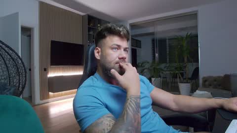 Snapshot of enrikoblue chatting on February 8, 5:39 pm Erik online show from February 8, 5:39 pm