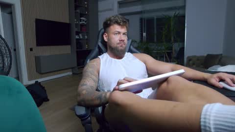 Snapshot of enrikoblue chatting on February 9, 6:26 pm Erik online show from February 9, 6:26 pm