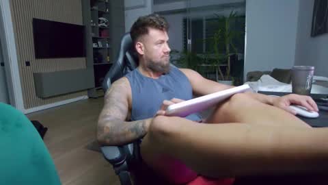 Snapshot of enrikoblue chatting on February 10, 6:45 pm Erik online show from February 10, 6:45 pm