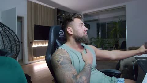 Snapshot of enrikoblue chatting on February 12, 8:29 pm Erik online show from February 12, 8:29 pm