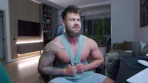 Snapshot of enrikoblue chatting on February 13, 11:26 pm Erik online show from February 13, 11:26 pm