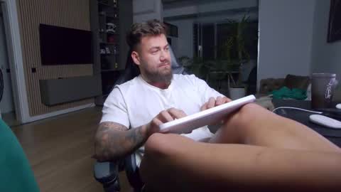 Snapshot of enrikoblue chatting on February 14, 7:54 pm Erik online show from February 14, 7:54 pm