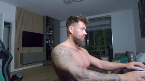 Snapshot of enrikoblue chatting on February 14, 10:58 pm Erik online show from February 14, 10:58 pm