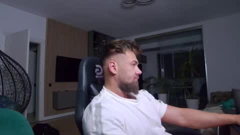 Snapshot of enrikoblue chatting on February 15, 7:06 pm Erik online show from February 15, 7:06 pm