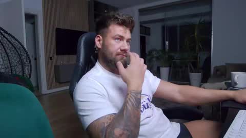 Snapshot of enrikoblue chatting on February 23, 7:07 pm Erik online show from February 23, 7:07 pm