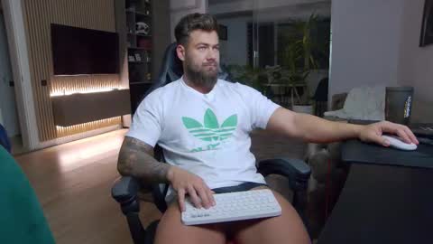 Snapshot of enrikoblue chatting on February 24, 7:41 pm Erik online show from February 24, 7:41 pm