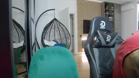 Snapshot of enrikoblue chatting on February 24, 10:47 pm Erik online show from February 24, 10:47 pm