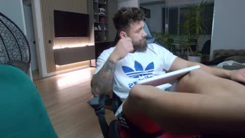 Snapshot of enrikoblue chatting on February 25, 8:51 pm Erik online show from February 25, 8:51 pm