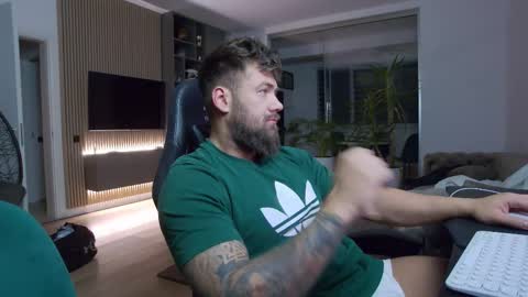 Snapshot of enrikoblue chatting on February 26, 4:45 pm Erik online show from February 26, 4:45 pm