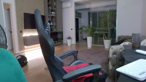 Snapshot of enrikoblue chatting on February 26, 7:49 pm Erik online show from February 26, 7:49 pm