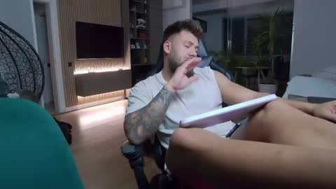 Snapshot of enrikoblue chatting on March 1, 7:37 pm Erik online show from March 1, 7:37 pm