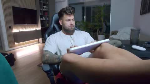 Snapshot of enrikoblue chatting on March 1, 10:42 pm Erik online show from March 1, 10:42 pm