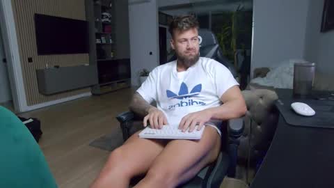 Snapshot of enrikoblue chatting on March 2, 11:20 pm Erik online show from March 2, 11:20 pm