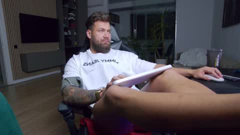 Snapshot of enrikoblue chatting on March 7, 8:11 pm Erik online show from March 7, 8:11 pm