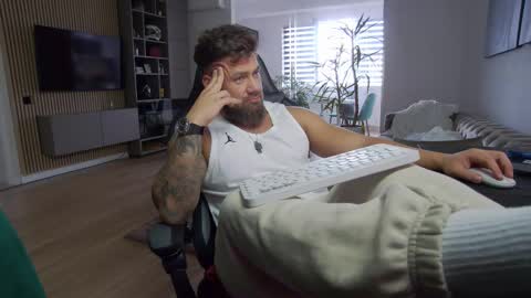 Snapshot of enrikoblue chatting on March 10, 3:20 pm Erik online show from March 10, 3:20 pm