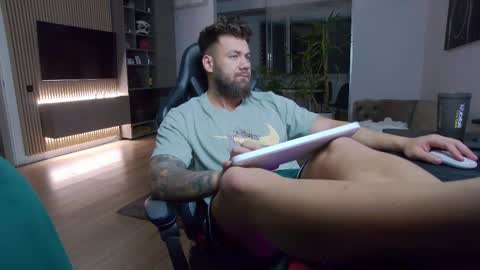 Snapshot of enrikoblue chatting on March 11, 7:14 pm Erik online show from March 11, 7:14 pm