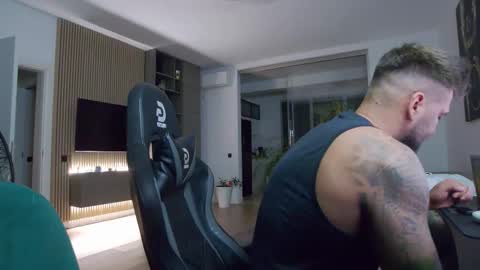 Snapshot of enrikoblue chatting on September 28, 5:07 pm Erik online show from September 28, 5:07 pm