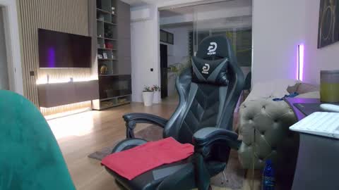 Snapshot of enrikoblue chatting on October 4, 5:00 pm Erik online show from October 4, 5:00 pm