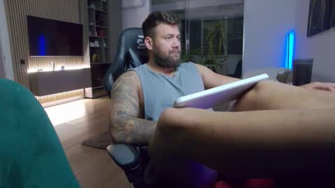 Snapshot of enrikoblue chatting on October 6, 4:48 pm Erik online show from October 6, 4:48 pm