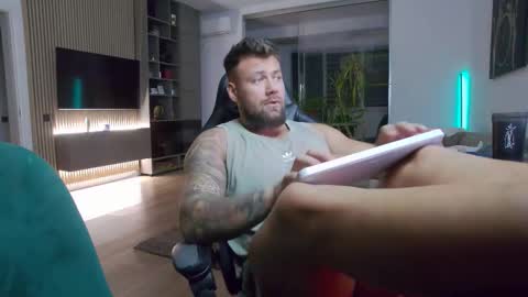 Snapshot of enrikoblue chatting on October 12, 6:29 pm Erik online show from October 12, 6:29 pm