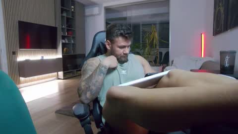 Snapshot of enrikoblue chatting on October 17, 5:48 pm Erik online show from October 17, 5:48 pm