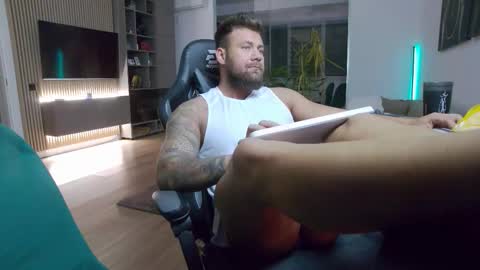 Snapshot of enrikoblue chatting on October 18, 4:52 pm Erik online show from October 18, 4:52 pm