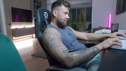 Snapshot of enrikoblue chatting on October 22, 4:51 pm Erik online show from October 22, 4:51 pm