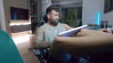 Snapshot of enrikoblue chatting on October 26, 5:30 pm Erik online show from October 26, 5:30 pm