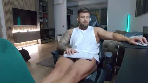 Snapshot of enrikoblue chatting on October 27, 7:40 pm Erik online show from October 27, 7:40 pm