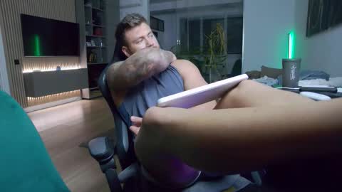 Snapshot of enrikoblue chatting on October 30, 4:52 pm Erik online show from October 30, 4:52 pm